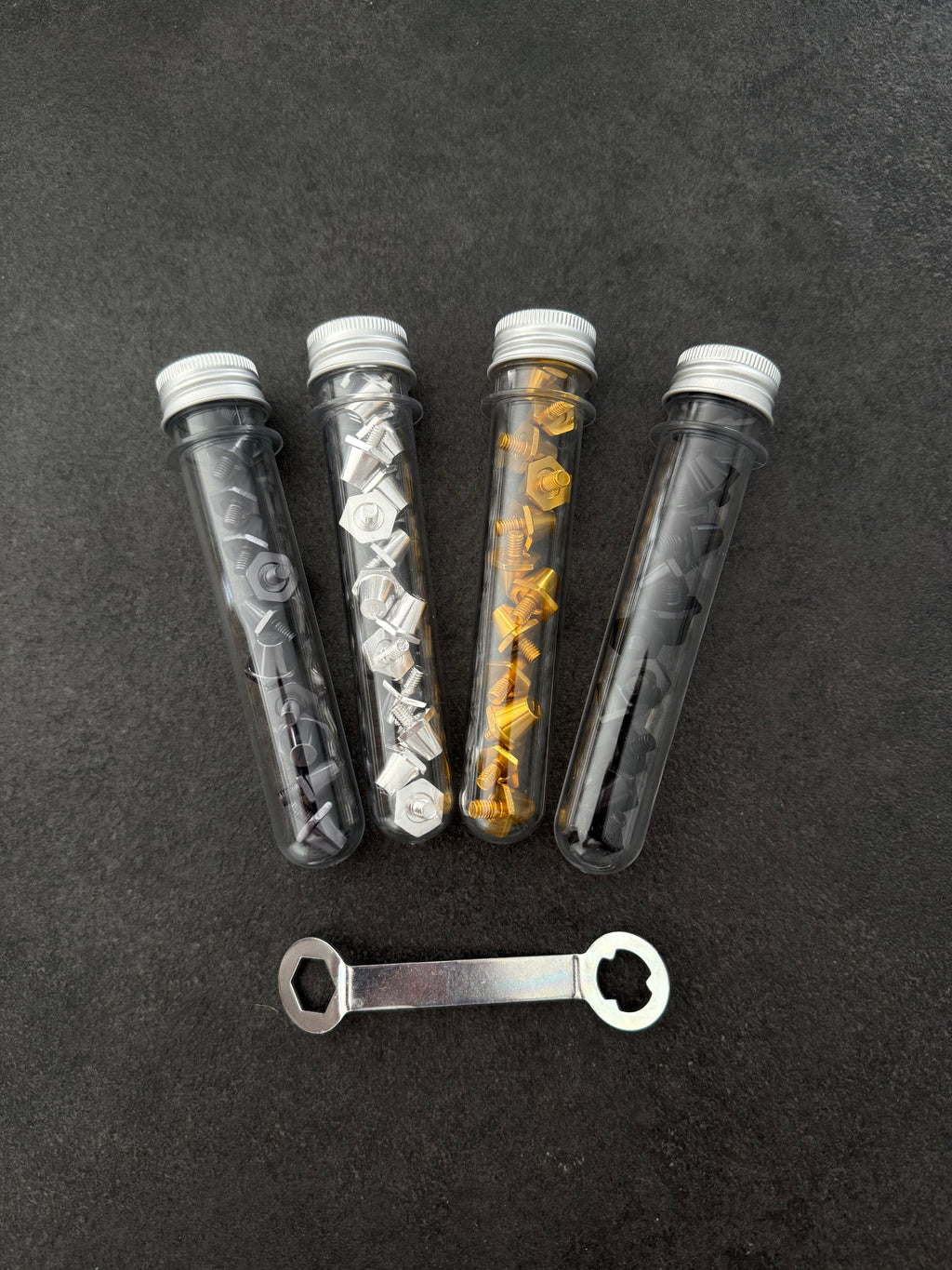 Tube de crampons de rechange avec clé