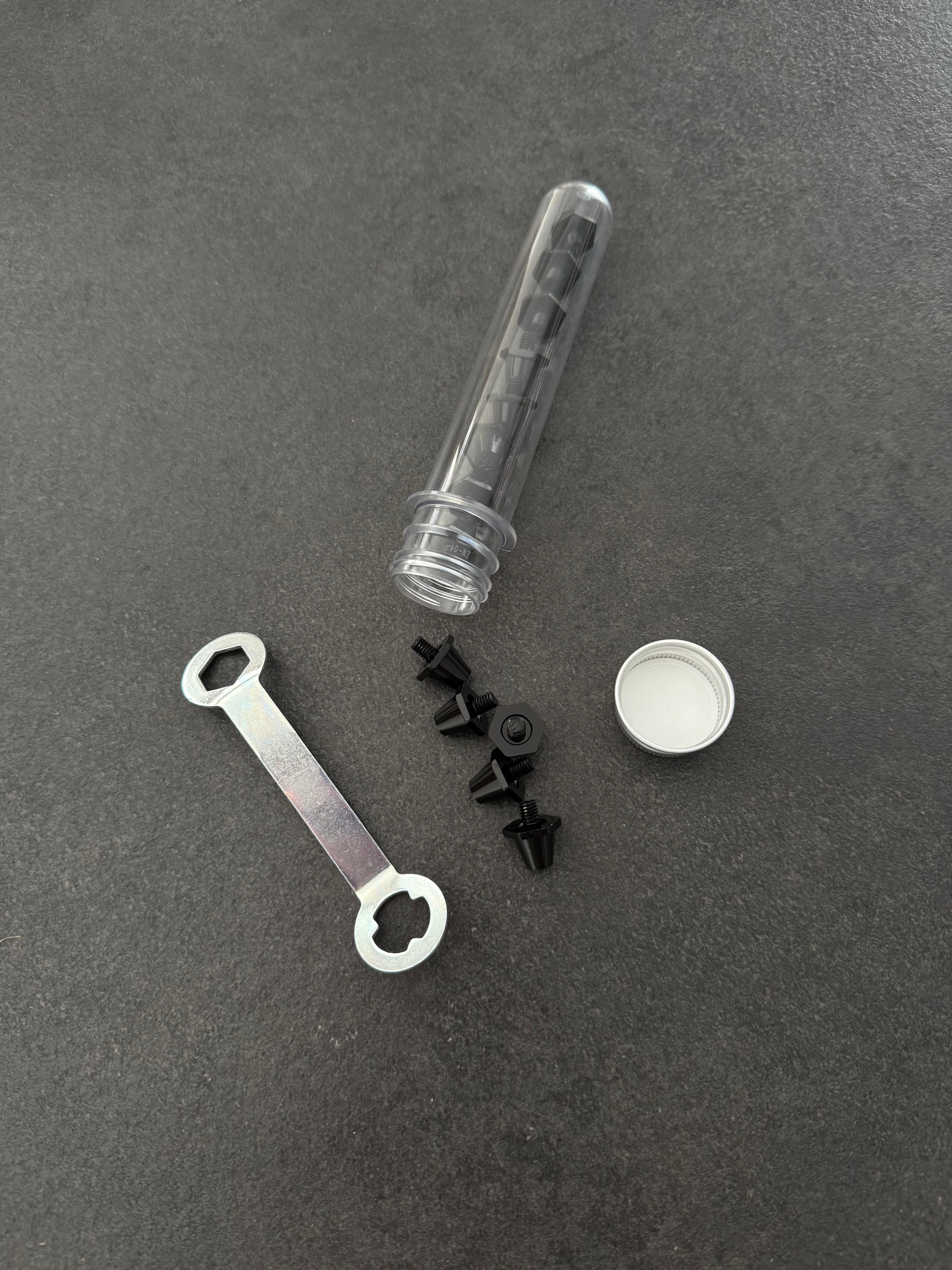 Tube de crampons de rechange avec clé