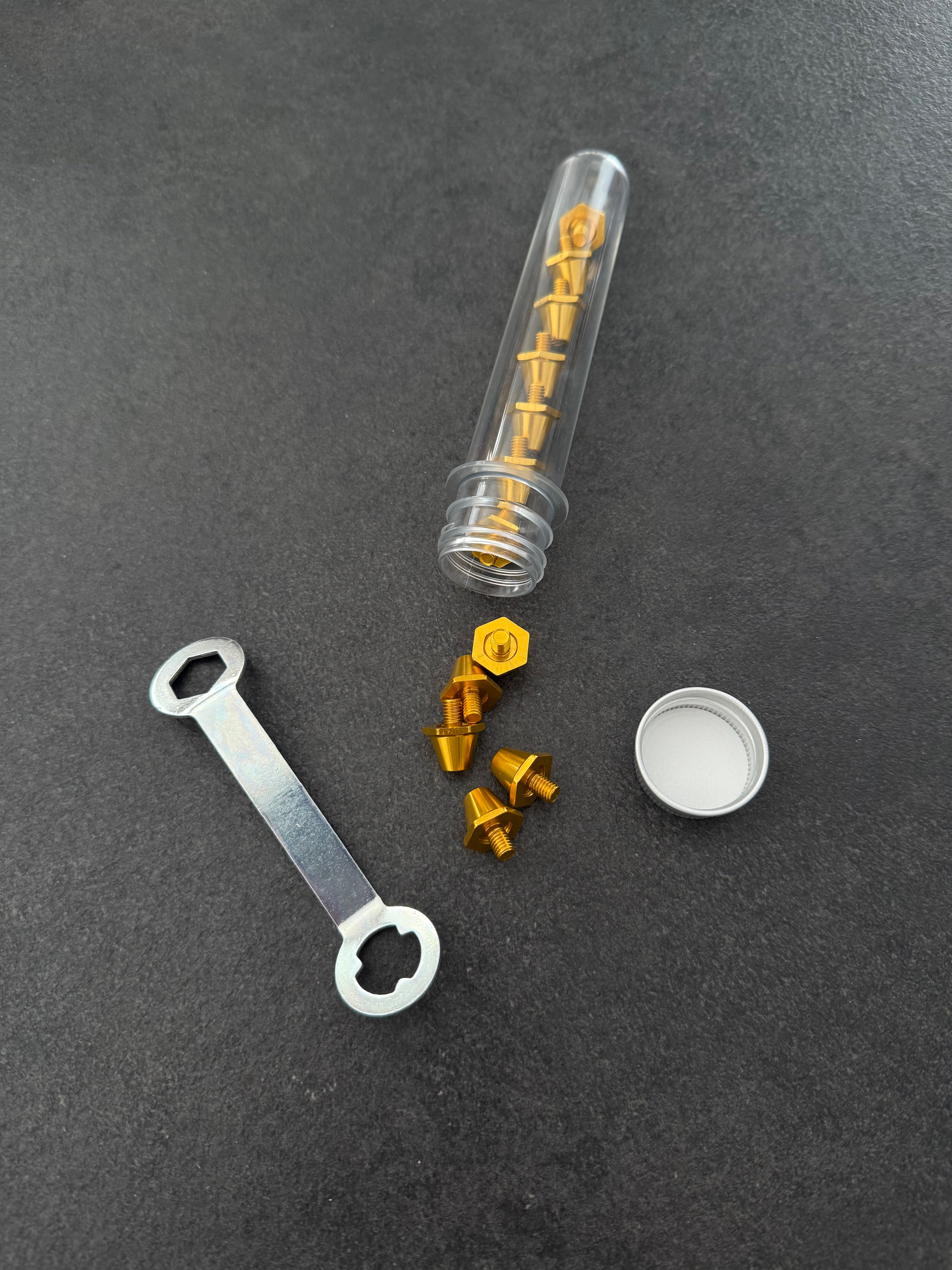 Tube de crampons de rechange avec clé