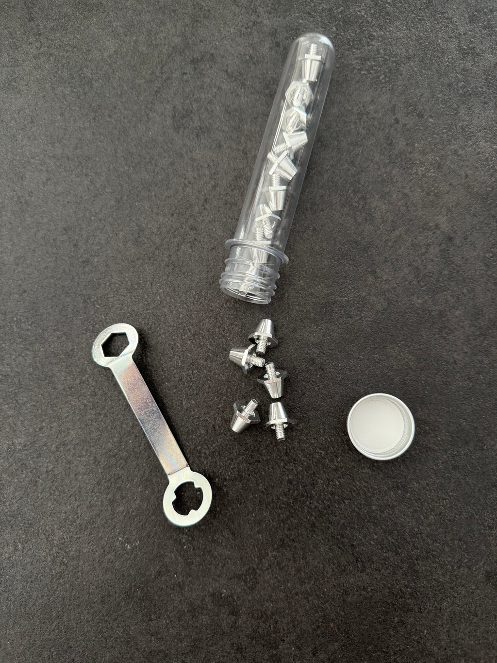 Tube de crampons de rechange avec clé