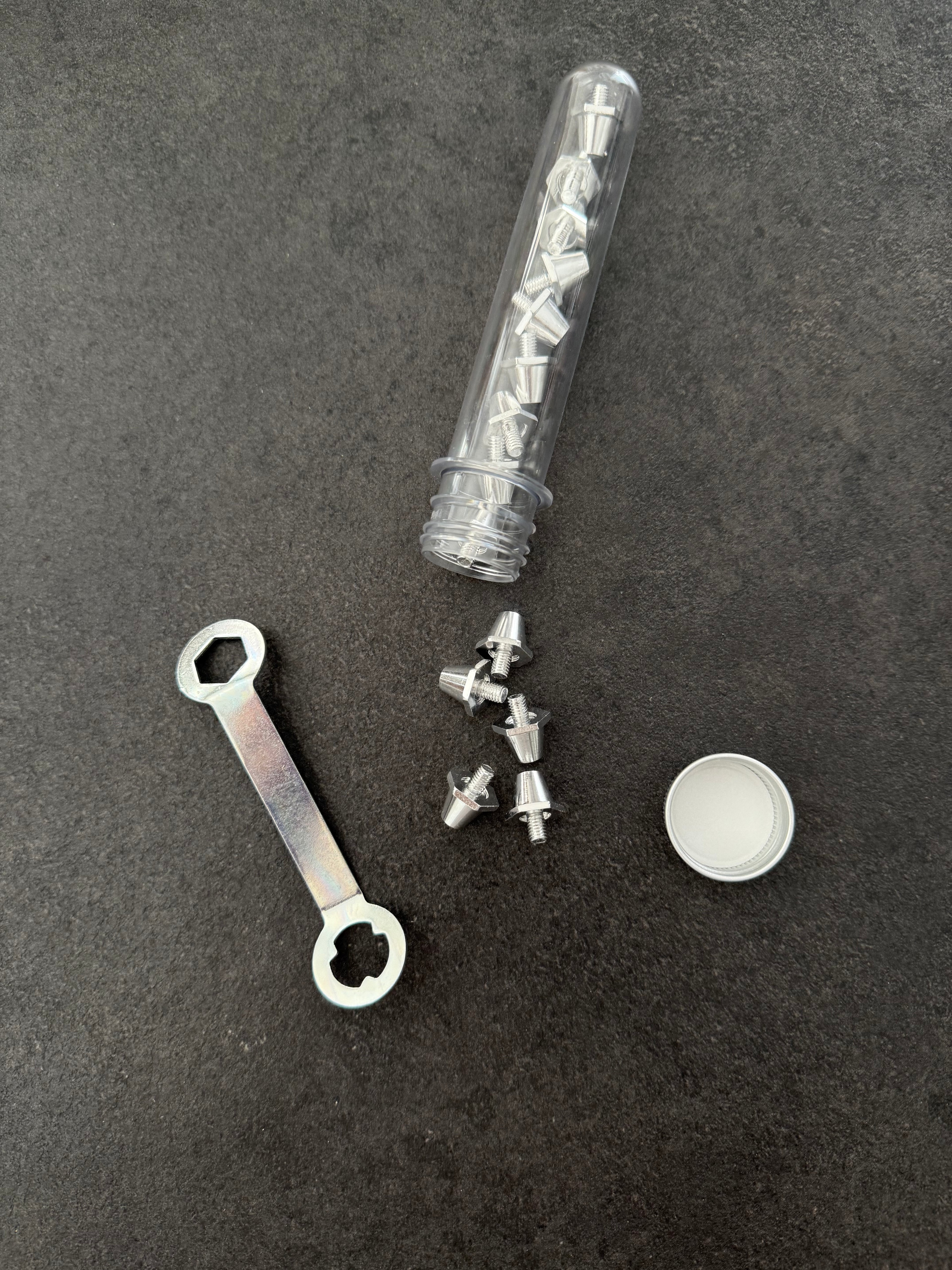 Tube de crampons de rechange avec clé